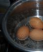 Как оригинально окрасить яйца с помощью салфеток Как красить яйца в тряпочках с уксусом