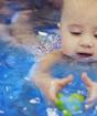 Учим грудничка плавать и нырять: как и когда начинать занятия с новорожденными дома в ванне